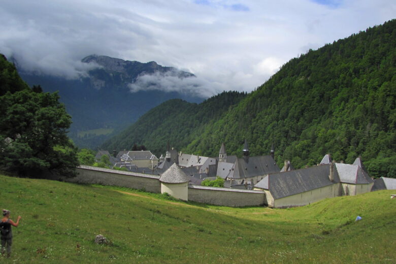 Vallons du Guiers Travel Guide (English): Villages, Walks, Practical Tips